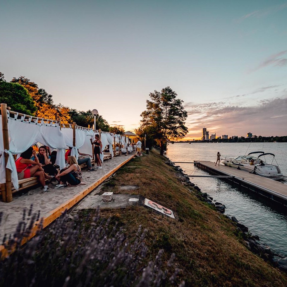 Sun, Sand and Surprises: entdecke die 3 aufregendsten Beach Club Neueröffnungen rund um Wien