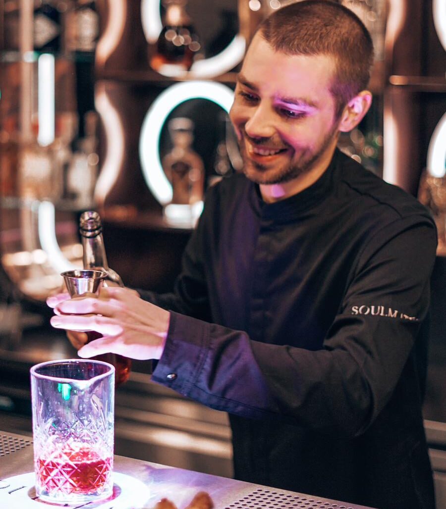 Dominik Oswald beim Mixen des Welcome Drinks für die Wiener Barperlen Cocktail Soirée in Wien.
