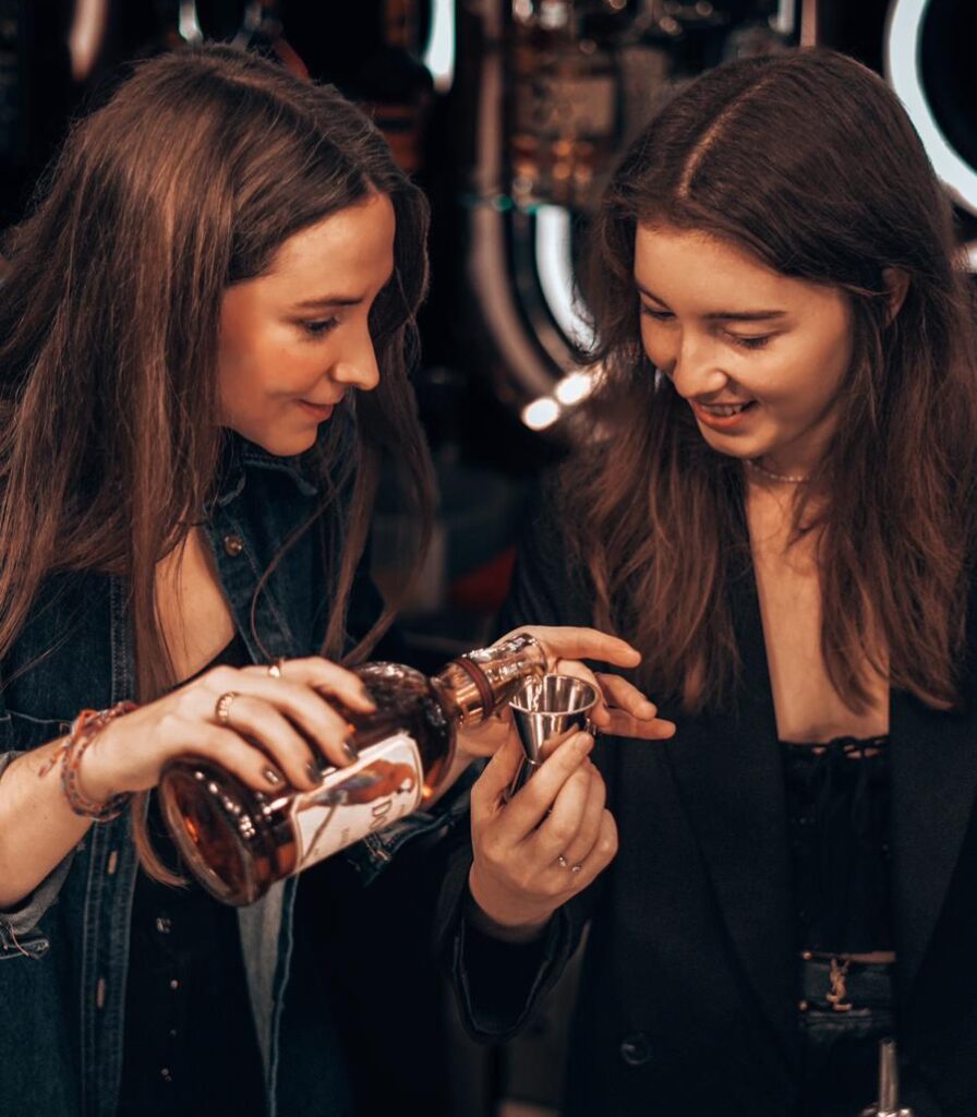 Cocktails mixen lernen gemeinsam mit Freunden.