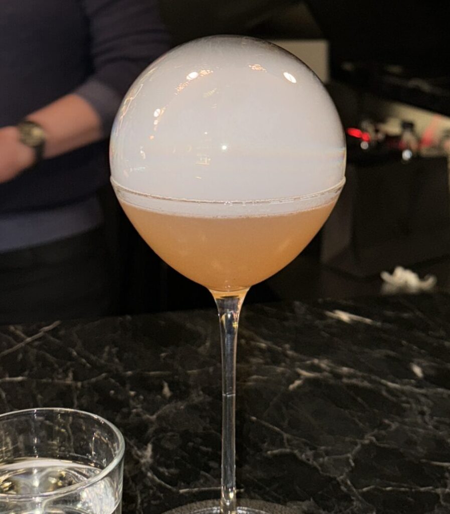 Gelber Cocktail mit Bubble oben
