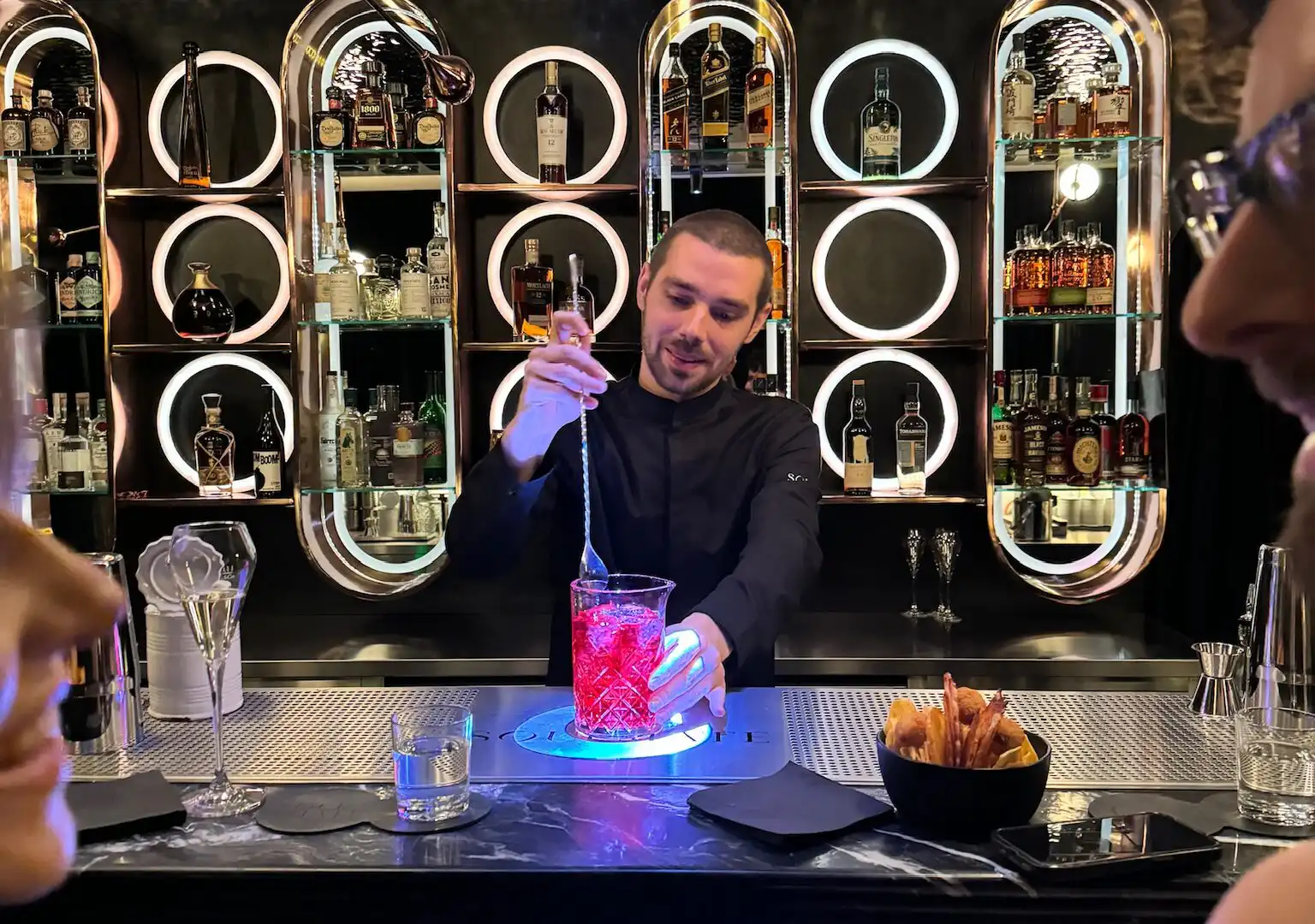 Wiener Barperlen Cocktailkurs in Wien Dominik Oswald beim MIxen des Welcome Drinks.