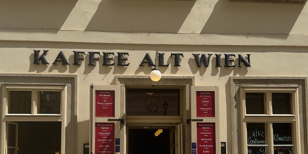 Das Kaffee Alt Wien von außen mit der historischen Fassade des schönen ersten Wiener Bezirk