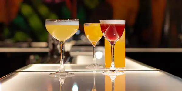 4 verschiedene Cocktails stehen auf dem Bartresen