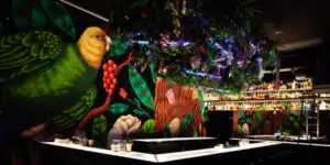 Die Bar und das große Wandbild des Vogels