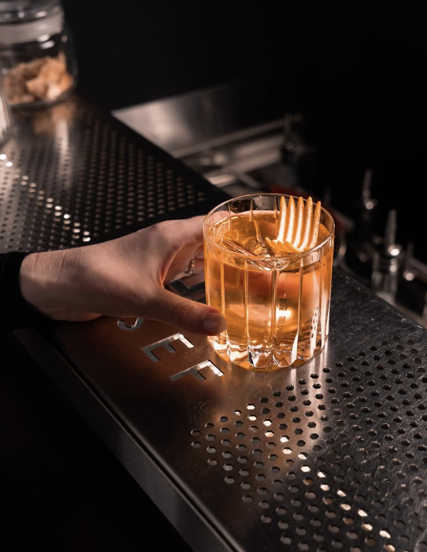 Cocktail mit Orangenzeste