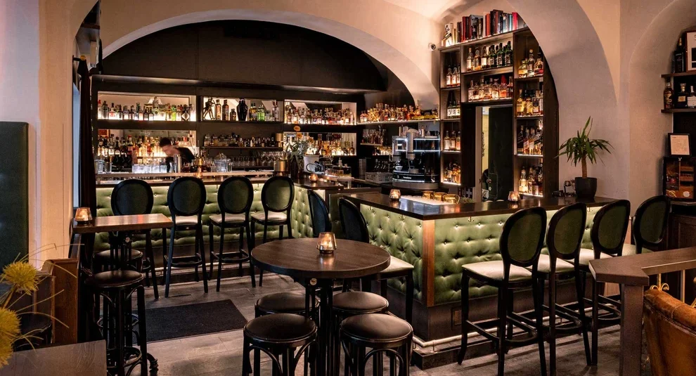 Die Bartheke der Josef Cocktail Bar