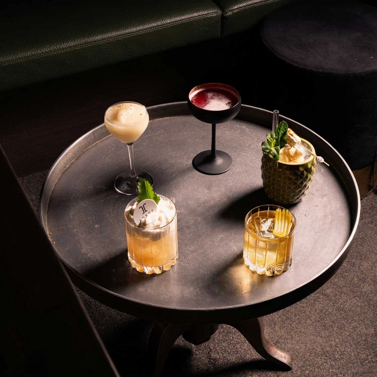 Cocktailauswahl in verschiedenen Gläsern auf einem Tisch