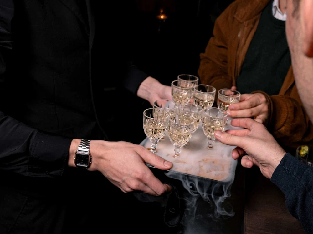 Hände greifen zu Shots