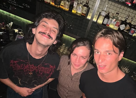 Im Bild sind 2 Barkeeper und eine Barkeeperin von oben fotografiert hinter der Bar zu sehen.