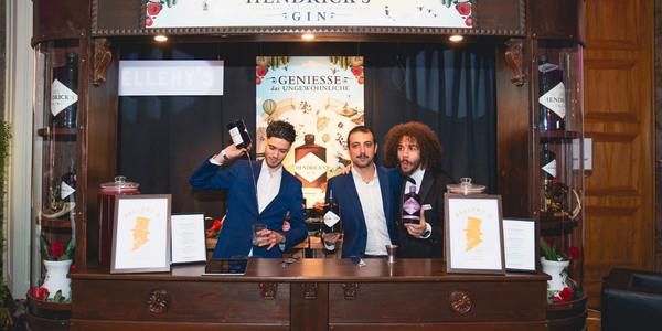3 Barkeeper am Hendricks Gin Stand pouren Cocktails